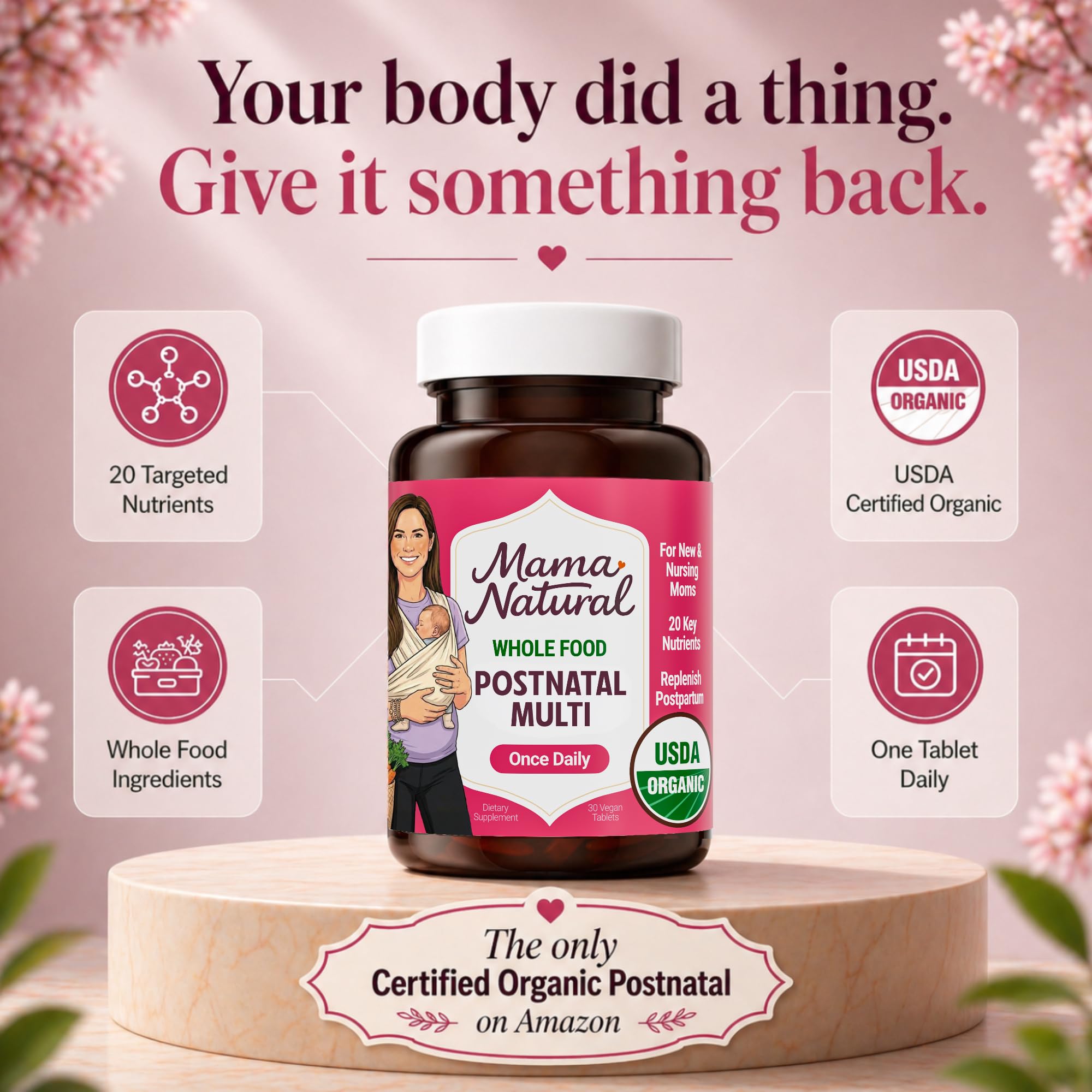 Mama Natural envase junto a una mano para comparar tamaño y portabilidad