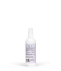 Manduka spray en uso sobre esterilla, fácil aplicación y refresco inmediato