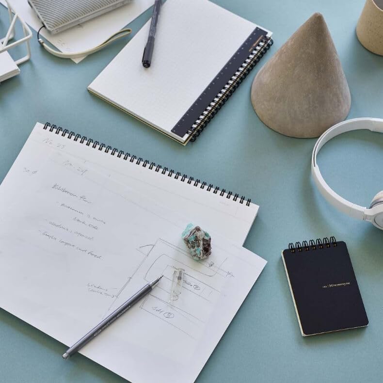 Maruman cuaderno en uso en escritorio, ideal para reuniones y bocetos