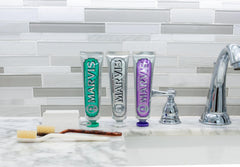 Marvis en baño estiloso aporta estética y experiencia sensorial