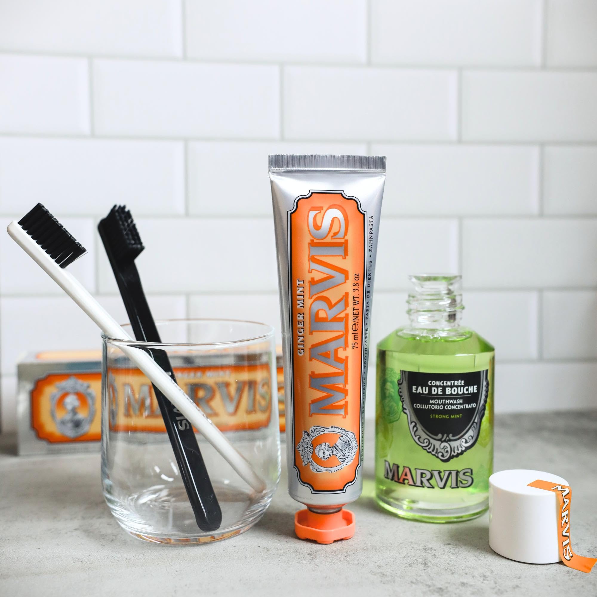 Marvis en ambiente de baño con toallas, transmite un cuidado personal lujoso