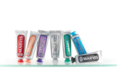 Marvis Jasmin Mint comparación de tamaño 3.8 oz para referencia y conveniencia