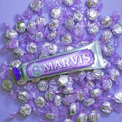 Marvis Jasmin Mint textura en cepillo con crema cremosa para limpieza eficaz