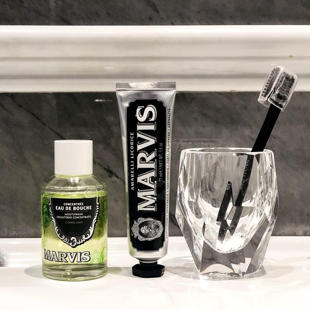 Botella Marvis junto a objetos para comparar tamaño y uso doméstico