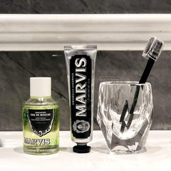 Botella Marvis junto a objetos para comparar tamaño y uso doméstico