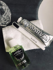 Botella Marvis ambientada en baño moderno para experiencia premium