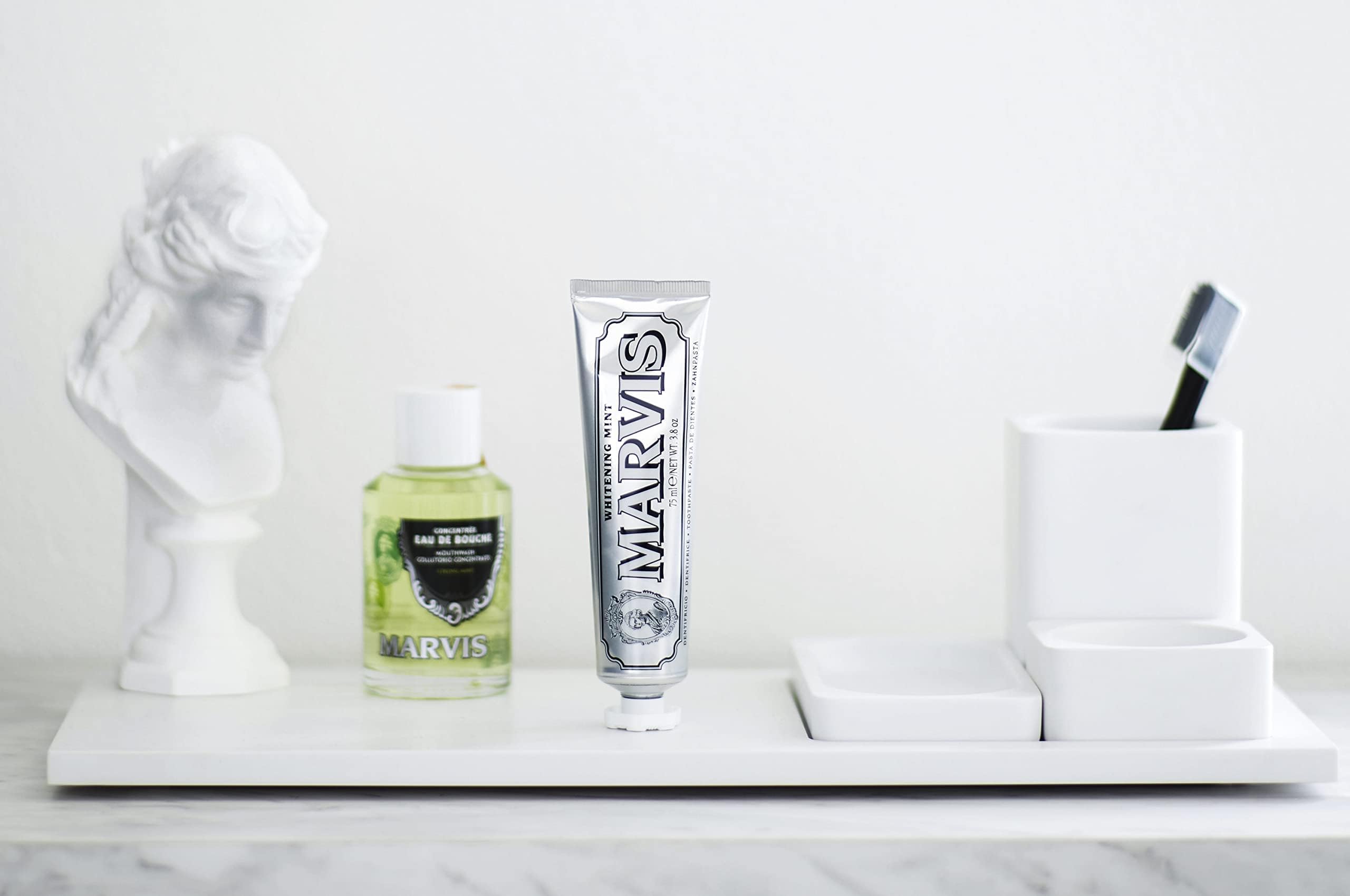 Close-up ingredientes xilitol y propóleo en envase Marvis para cuidado
