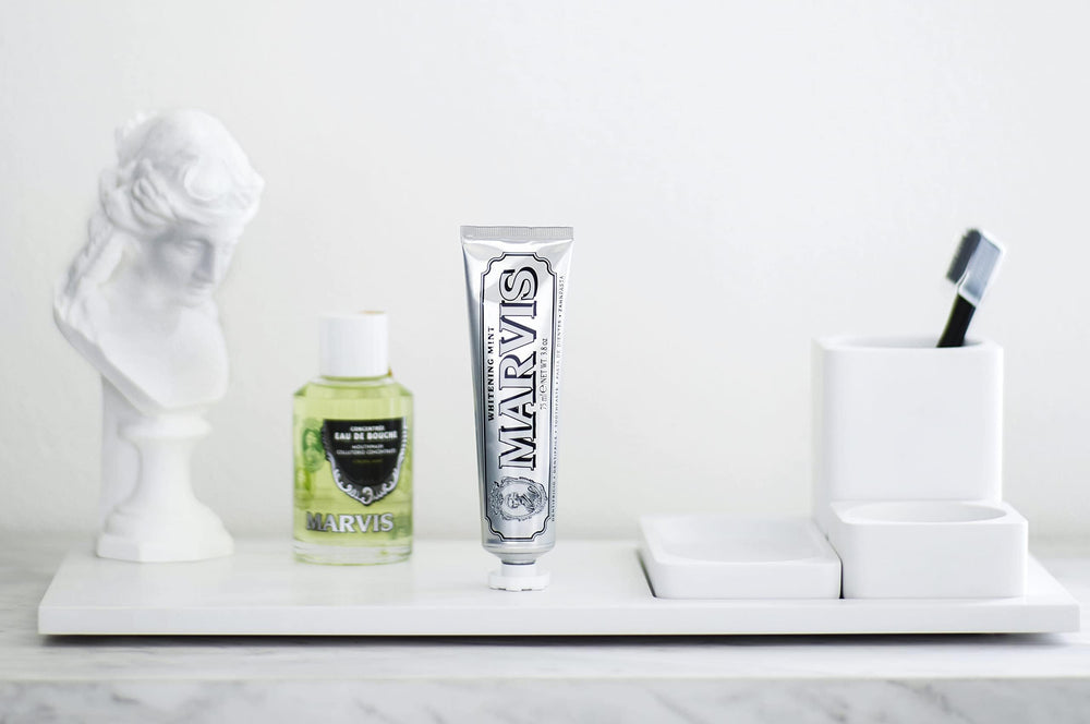 Close-up ingredientes xilitol y propóleo en envase Marvis para cuidado