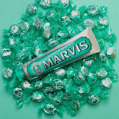 Marvis tubo 3.8 oz junto a una moneda para comparar tamaño