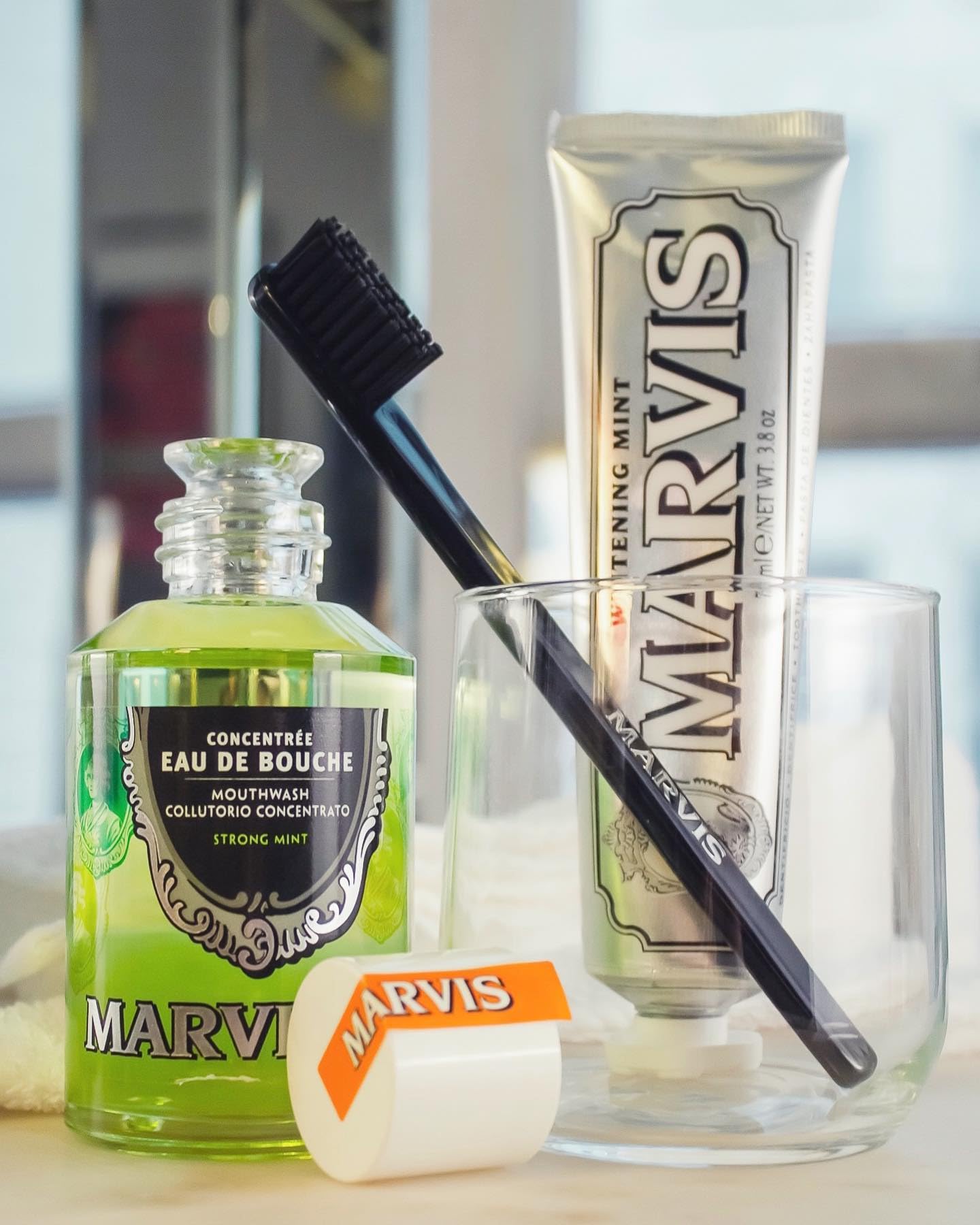Marvis en uso cepillado ofrece frescor prolongado y limpieza