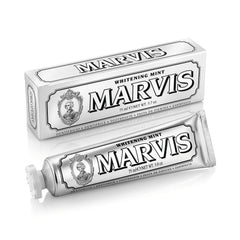 Marvis tubo frontal mostrando diseño elegante y frescor