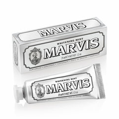 Marvis pasta dental Whitening frontal mostrando envase y lujo, ofrece frescura duradera