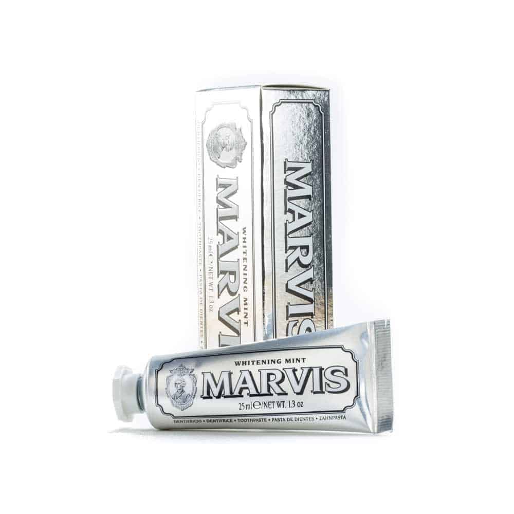 Close-up textura Marvis Whitening en tubo, muestra cremosidad y limpieza eficaz