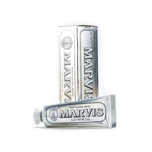 Close-up textura Marvis Whitening en tubo, muestra cremosidad y limpieza eficaz