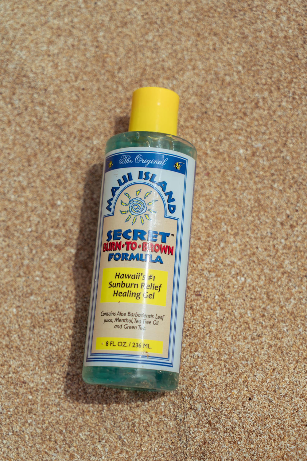 Maui Island Secret aplicando gel en hombro tras exposición solar