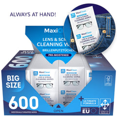 Toallita Maxi Clean junto a una mano para comparar tamaño práctico