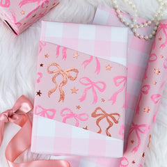 MAYPLUSS ambientación de mesa de fiesta mostrando papel y regalos
