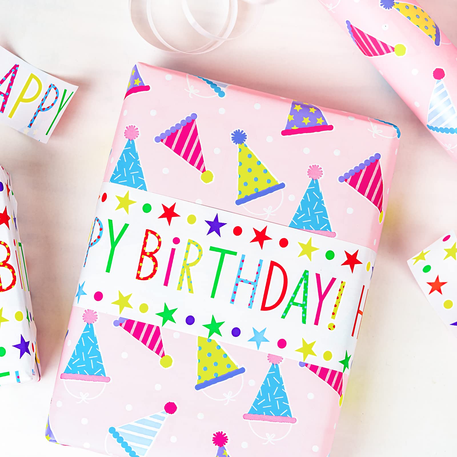 MAYPLUSS detalle del estampado con gorritos para un acabado alegre