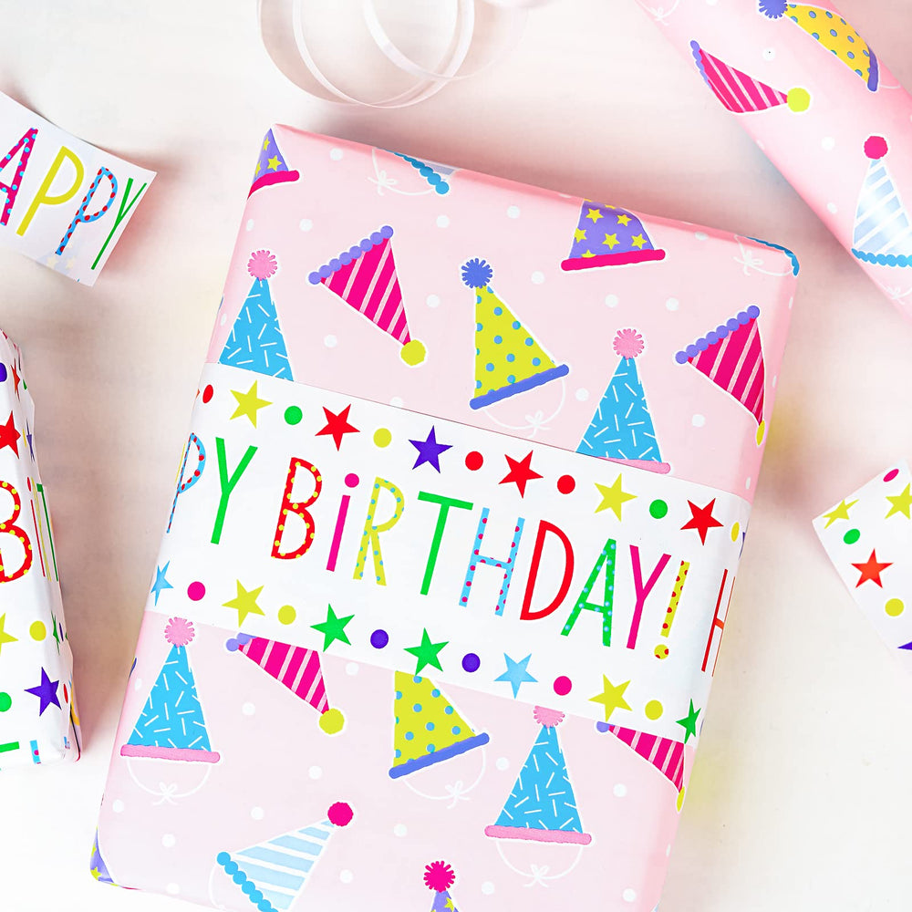 MAYPLUSS detalle del estampado con gorritos para un acabado alegre