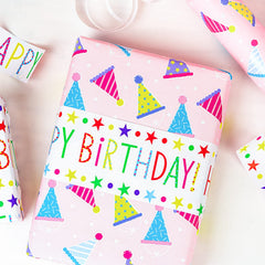 MAYPLUSS detalle del estampado con gorritos para un acabado alegre