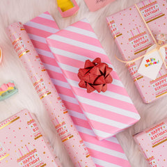 MAYPLUSS ambiente de fiesta con regalos envueltos, crea impacto visual en celebraciones