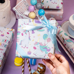 MAYPLUSS escena de fiesta infantil con regalos listos y llamativos