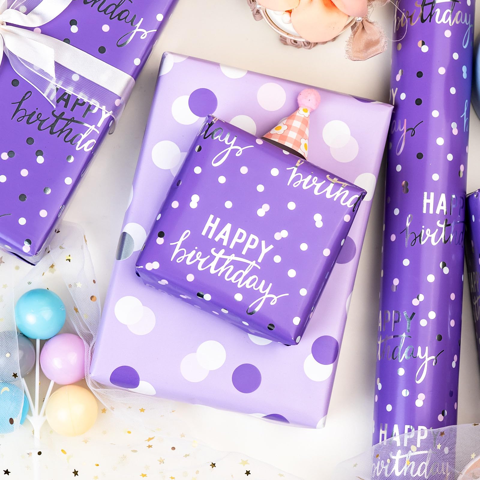 MAYPLUSS papel desplegado mostrando patrón de 'Happy Birthday' y topos, ideal para envolver
