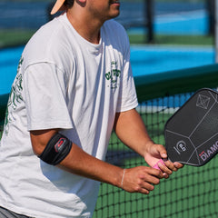 McDavid banda en uso por jugador de pickleball para reducir dolor de tendón