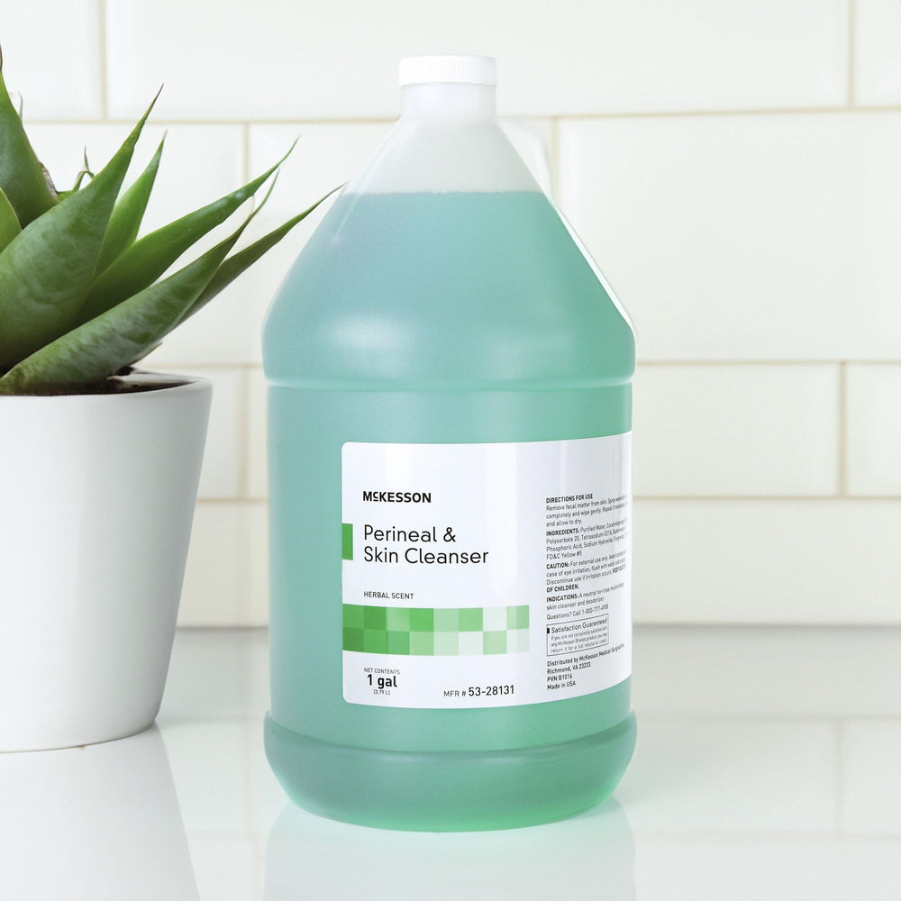 Comparación de tamaño McKesson 1 galón junto a una botella estándar, mayor duración