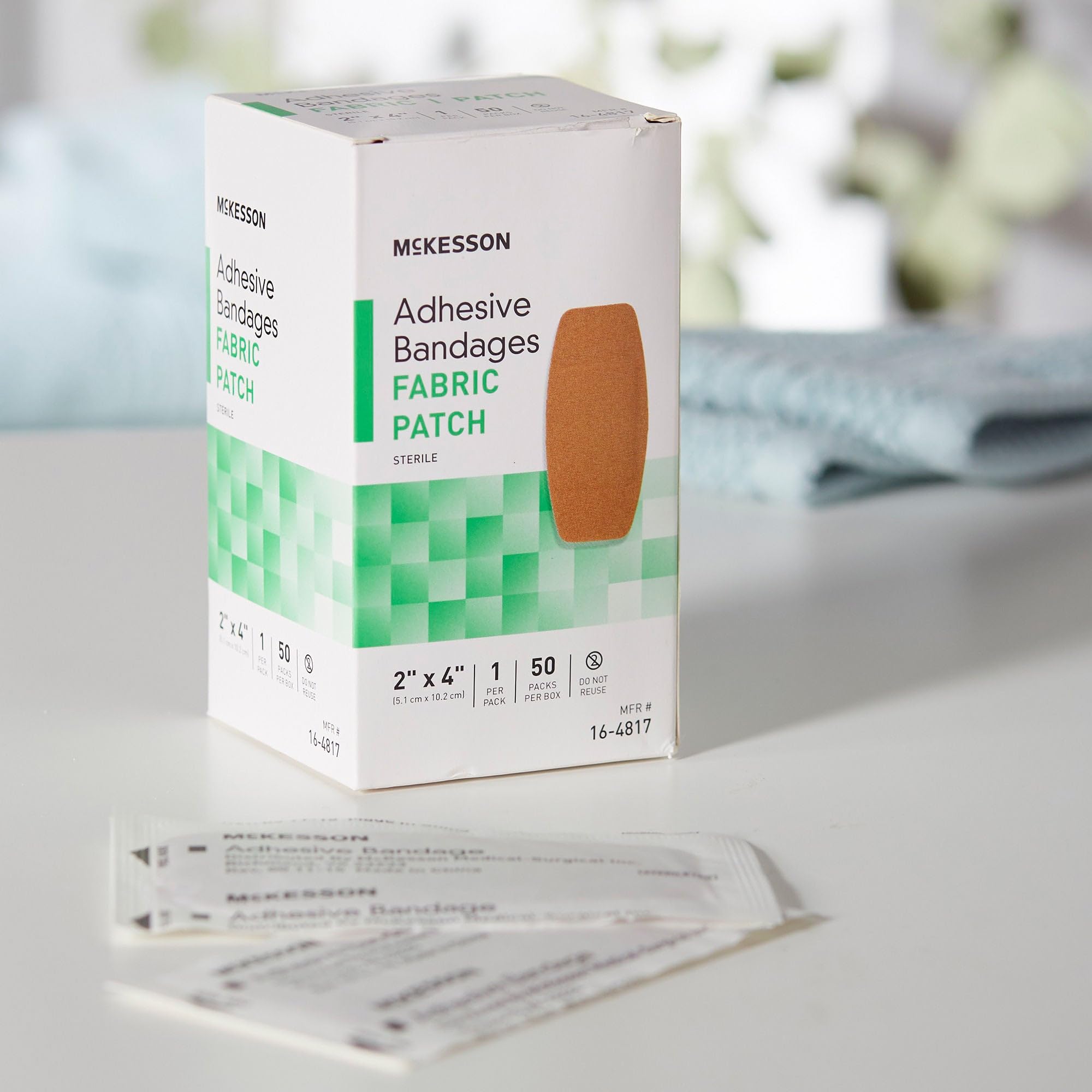 McKesson venda junto a una moneda mostrando la escala real del producto