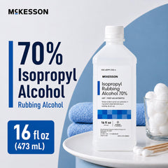 Primer plano de la etiqueta McKesson mostrando concentración 70% y uso antiséptico