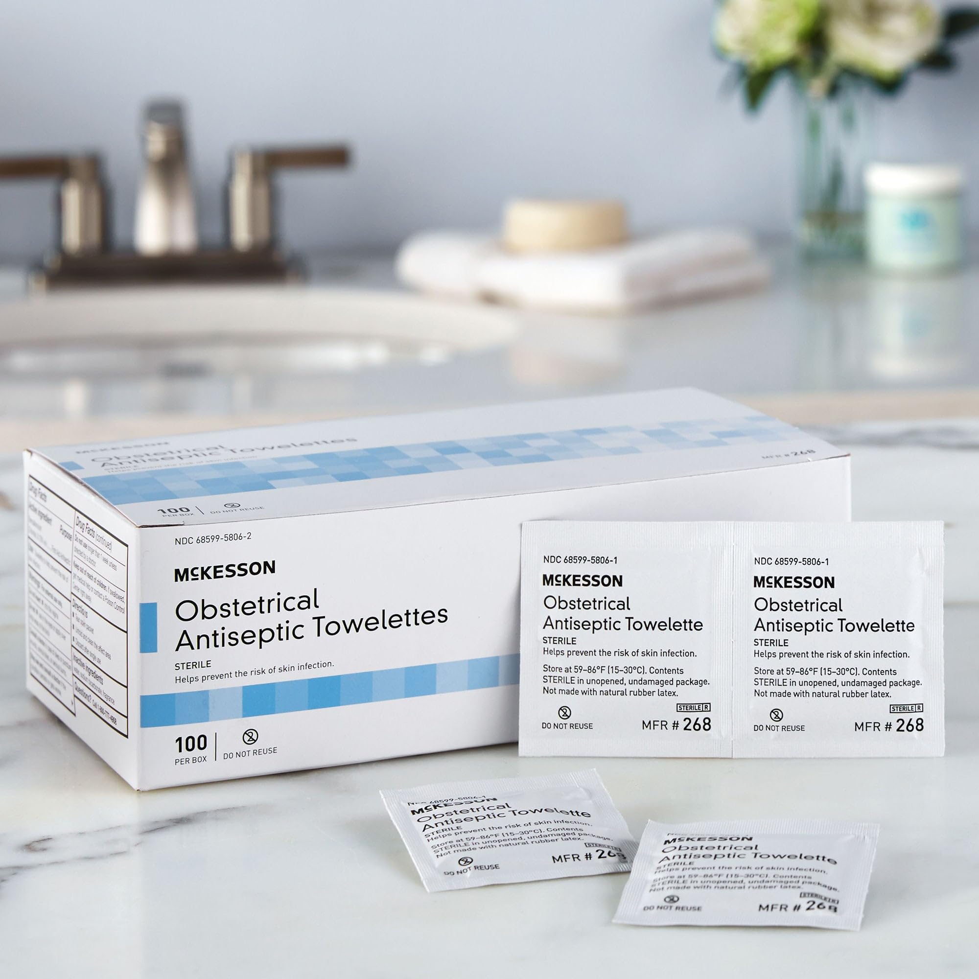 McKesson toallita dentro de su sobre abierto, conserva esterilidad