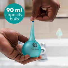 Medi Grade llenando el bulbo con agua tibia para irrigación segura