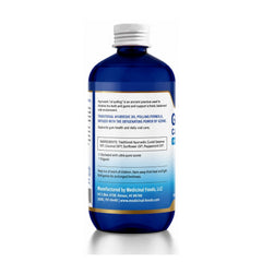 MEDICINAL FOODS persona haciendo oil pulling con Gumtite mostrando uso sencillo