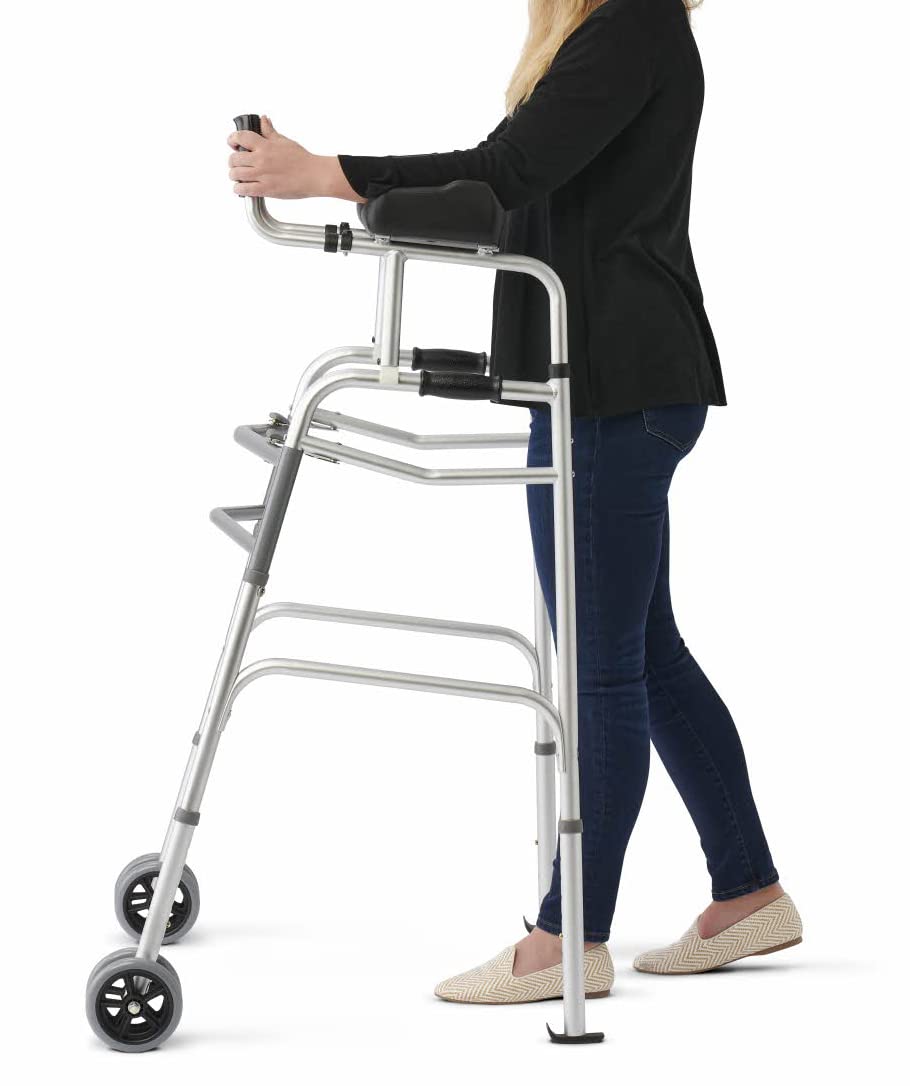 Medline andador junto a una persona para comparar escala y uso real
