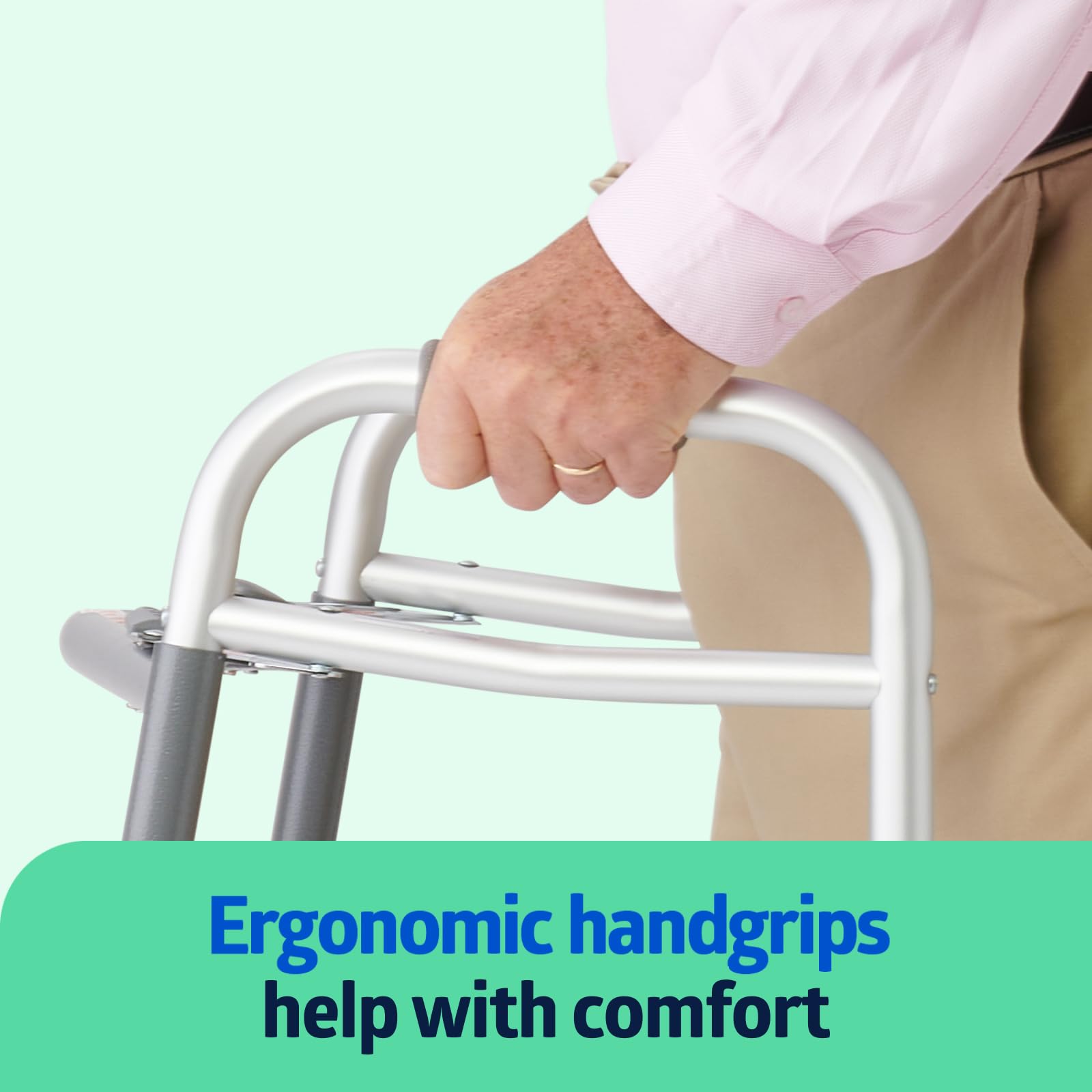 Medline andador junto a una silla para proporción de tamaño