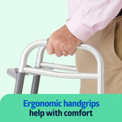 Medline andador junto a una silla para proporción de tamaño