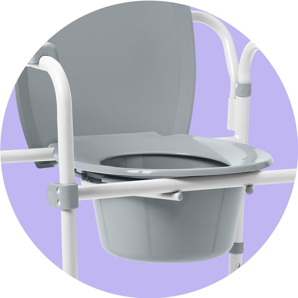 Medline commode en uso junto a la cama para transferencias seguras
