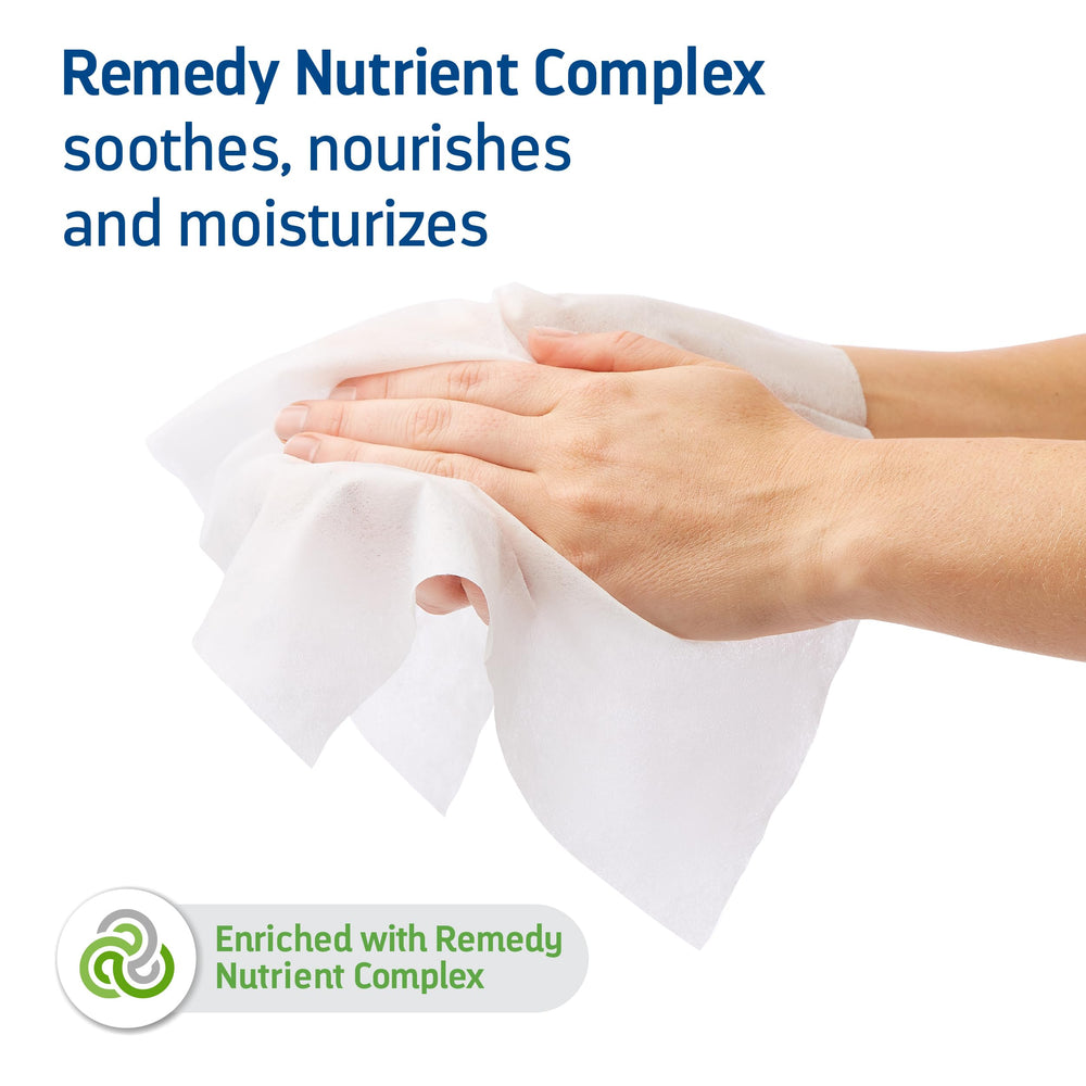 Medline Remedy toallita en mano para comparar tamaño y fácil manejo