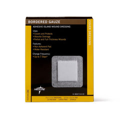 Medline primer plano de almohadilla absorbente y borde adhesivo que demuestra absorción segura