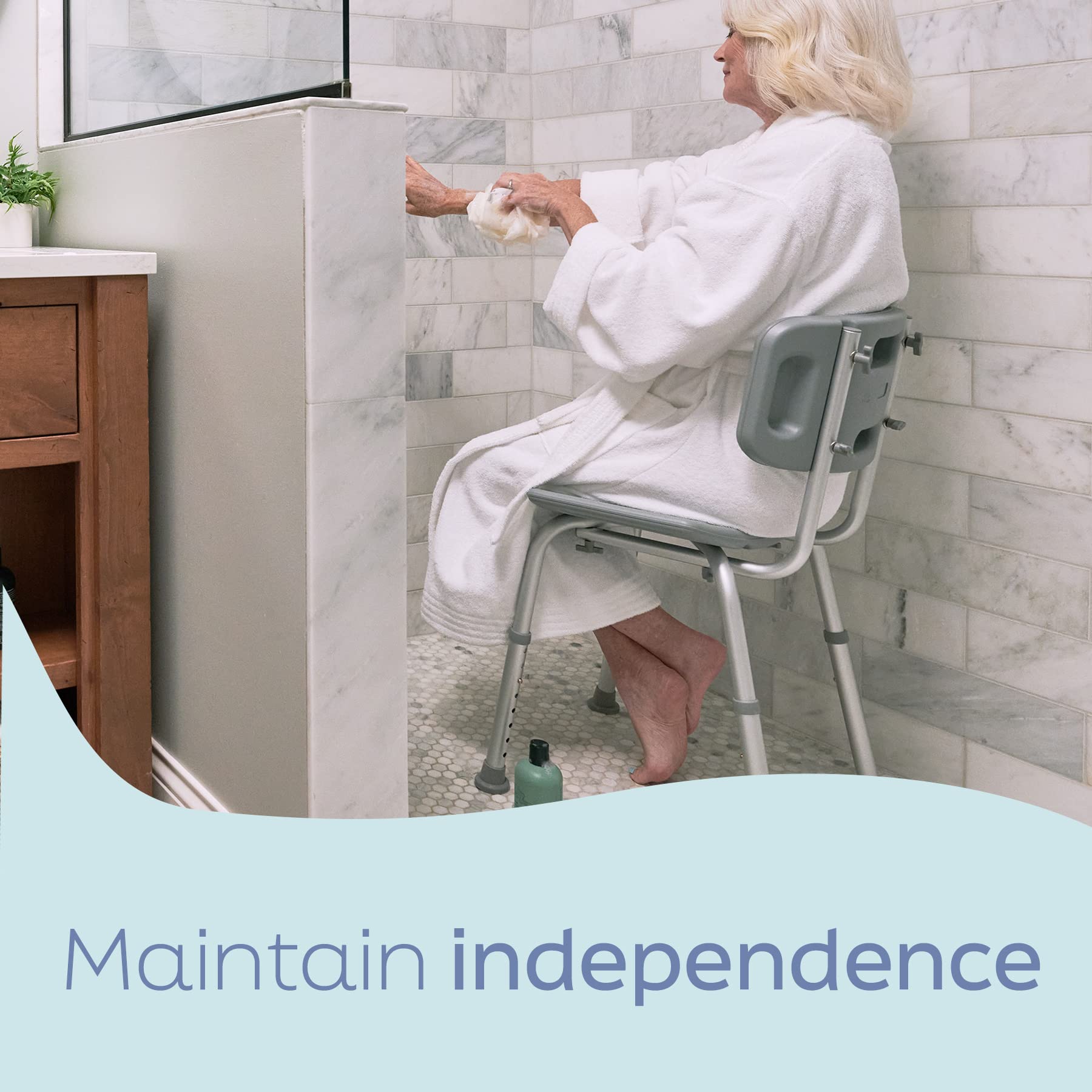 Medline silla de baño en uso facilitando la transferencia del usuario
