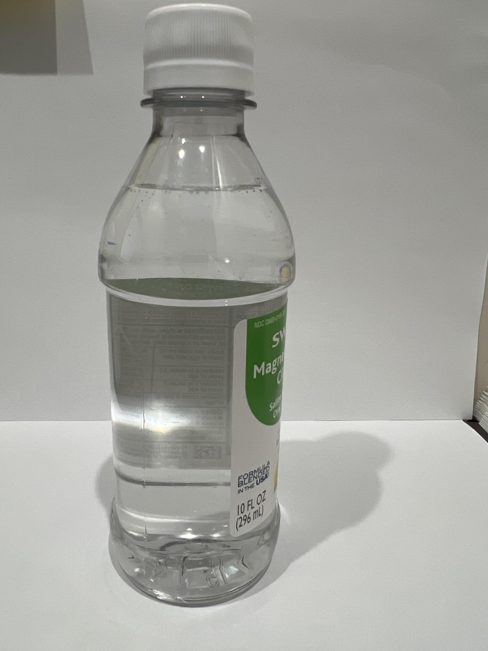 MedRite persona tomando la solución con vaso de agua para alivio rápido