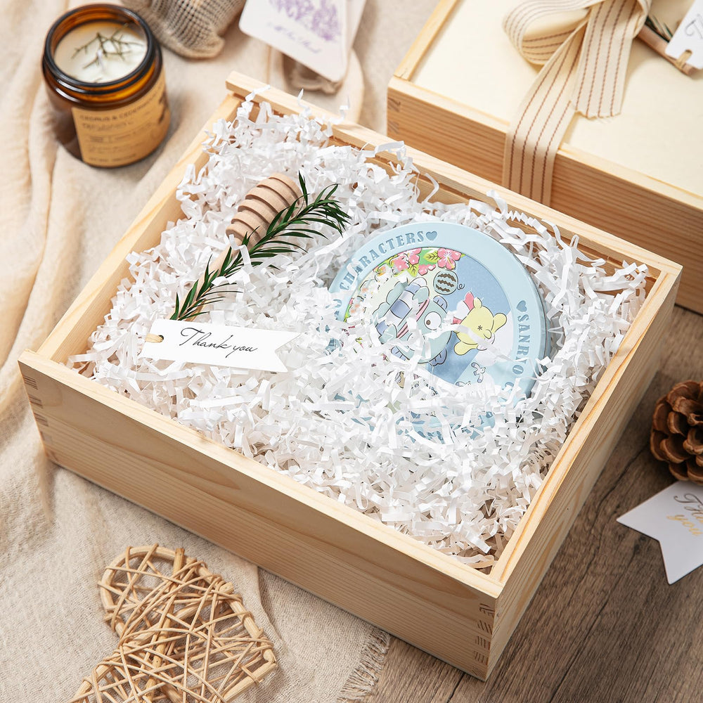 Mefleet relleno en caja de regalo sosteniendo una taza