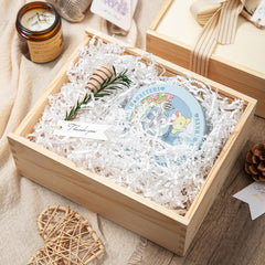 Mefleet relleno en caja de regalo sosteniendo una taza
