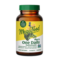 MegaFood tableta en mano para comparar tamaño y facilidad de ingesta