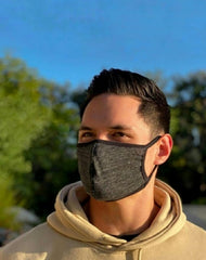 Melanzy Organics comparación de tamaño junto a una mano para referencia clara