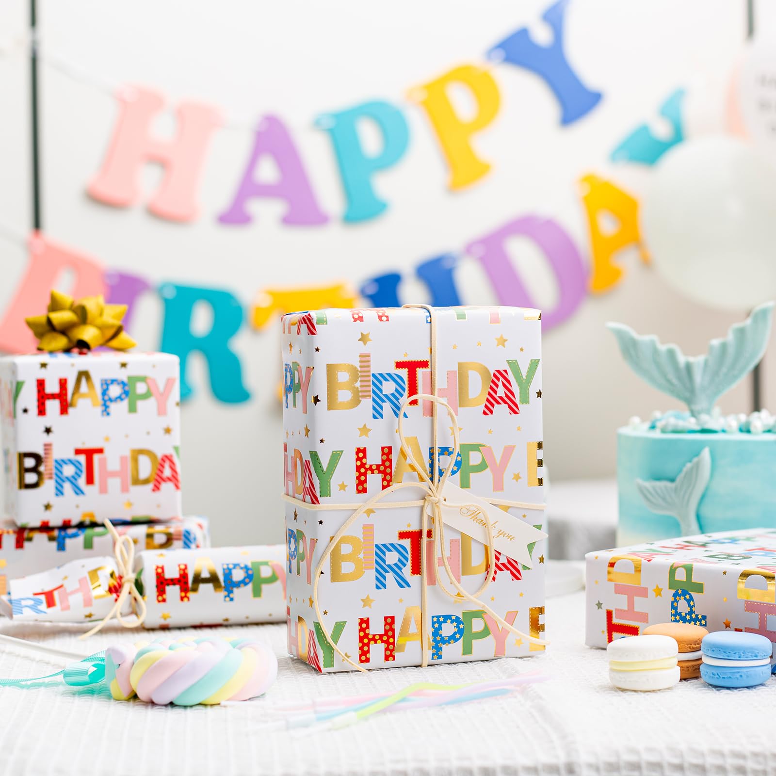 Merture detalle de letras foil y velas que aporta brillo elegante