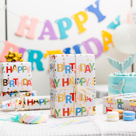 Merture detalle de letras foil y velas que aporta brillo elegante