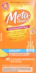 Mano sosteniendo sobre Metamucil en ambiente de viaje para conveniencia
