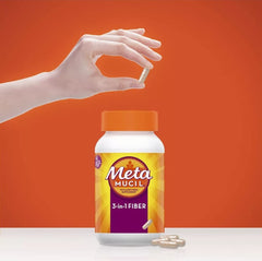 Metamucil en uso en rutina matutina con vaso de agua para mejor regularidad
